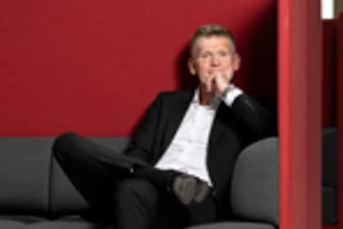 Cheføkonom Jes Asmussen siddende i sofa
