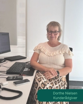 Dorthe Nielsen sidder ved sit skrivebord