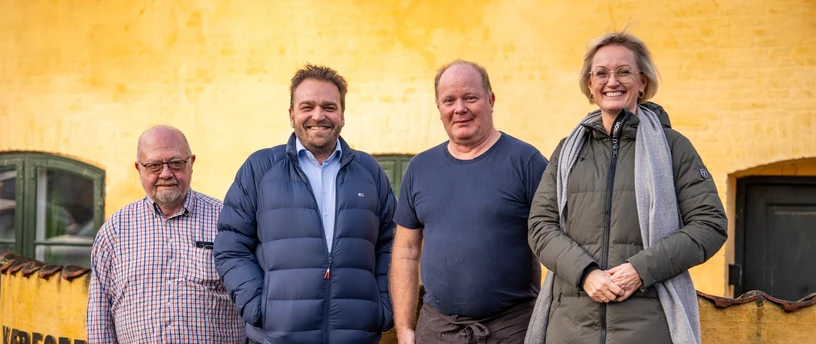 Allan Damgaard Jørgensen og venner udenfor Havnestuen i Faaborg